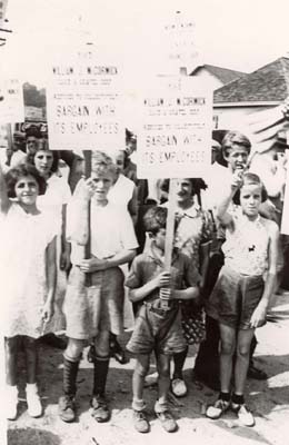 Children�s picket line, strike against McCormack Sand Company, Port Washington, N.Y., 1938