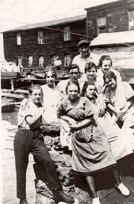 Italian sandminers and their families enjoy a day off, 1920�s