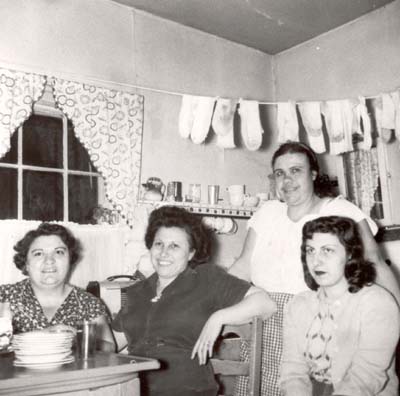 At home in the sandbanks, Deriu family women, 1940s