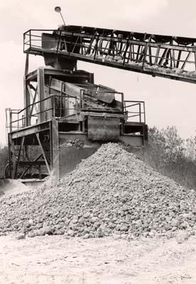 Sorting out gravel, Port Washington sandbanks, N.Y., 1982
