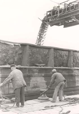Using capstan and cleat to fasten barge while conveyor belt delivers sand to barge